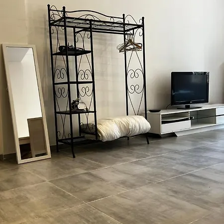 アパート One Bedroom Near Train Station *